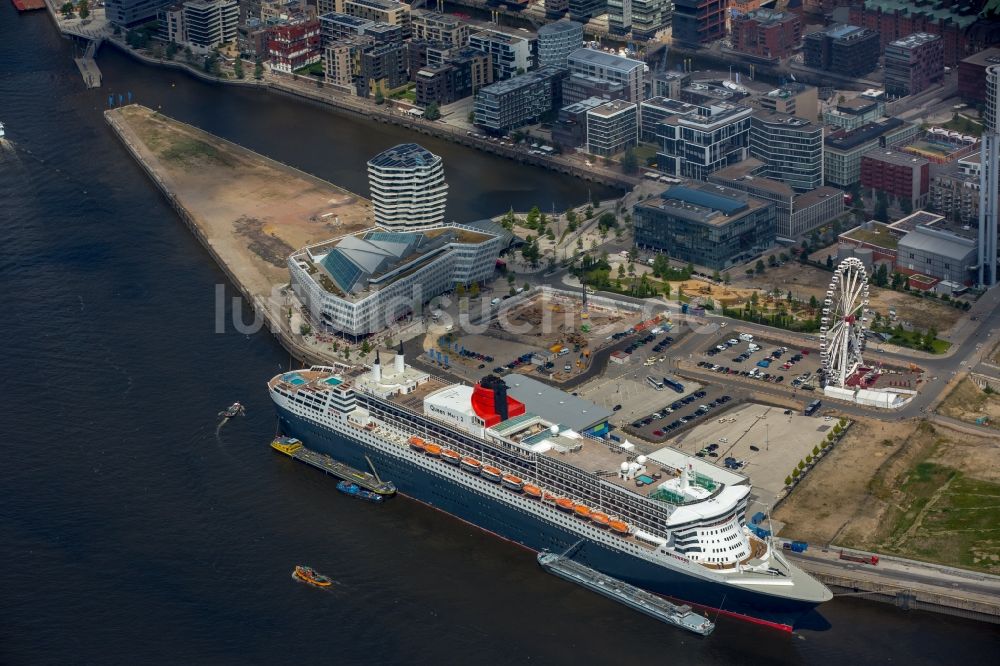 Luftaufnahme Hamburg - Passagierschiff und Luxusliner- Schiff Queen Mary 2 am Chicagokai - Strandkai in Hamburg