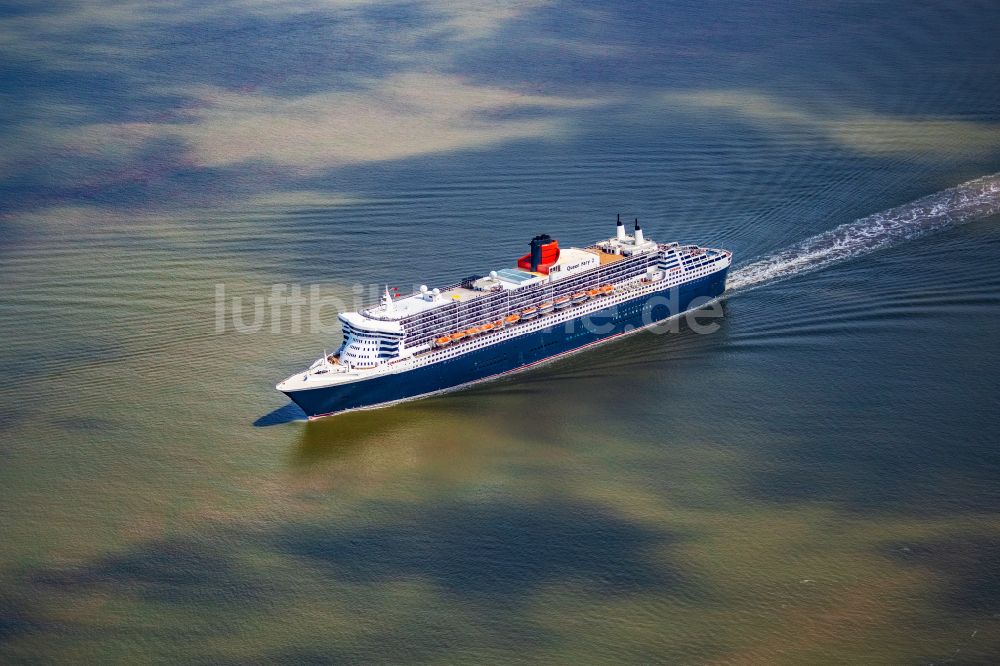 Balje von oben - Passagierschiff und Luxusliner- Schiff Queen Mary 2 in voller Fahrt auf der Elbe in Höhe Balje Landkreis Stade