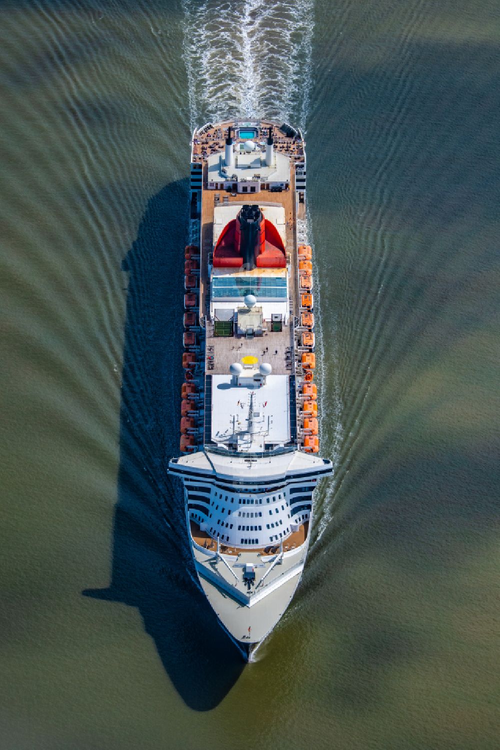 Balje aus der Vogelperspektive: Passagierschiff und Luxusliner- Schiff Queen Mary 2 in voller Fahrt auf der Elbe in Höhe Balje Landkreis Stade