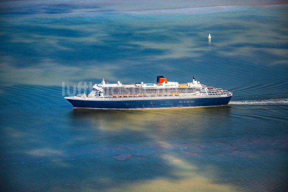 Balje aus der Vogelperspektive: Passagierschiff und Luxusliner- Schiff Queen Mary 2 in voller Fahrt auf der Elbe in Höhe Balje Landkreis Stade