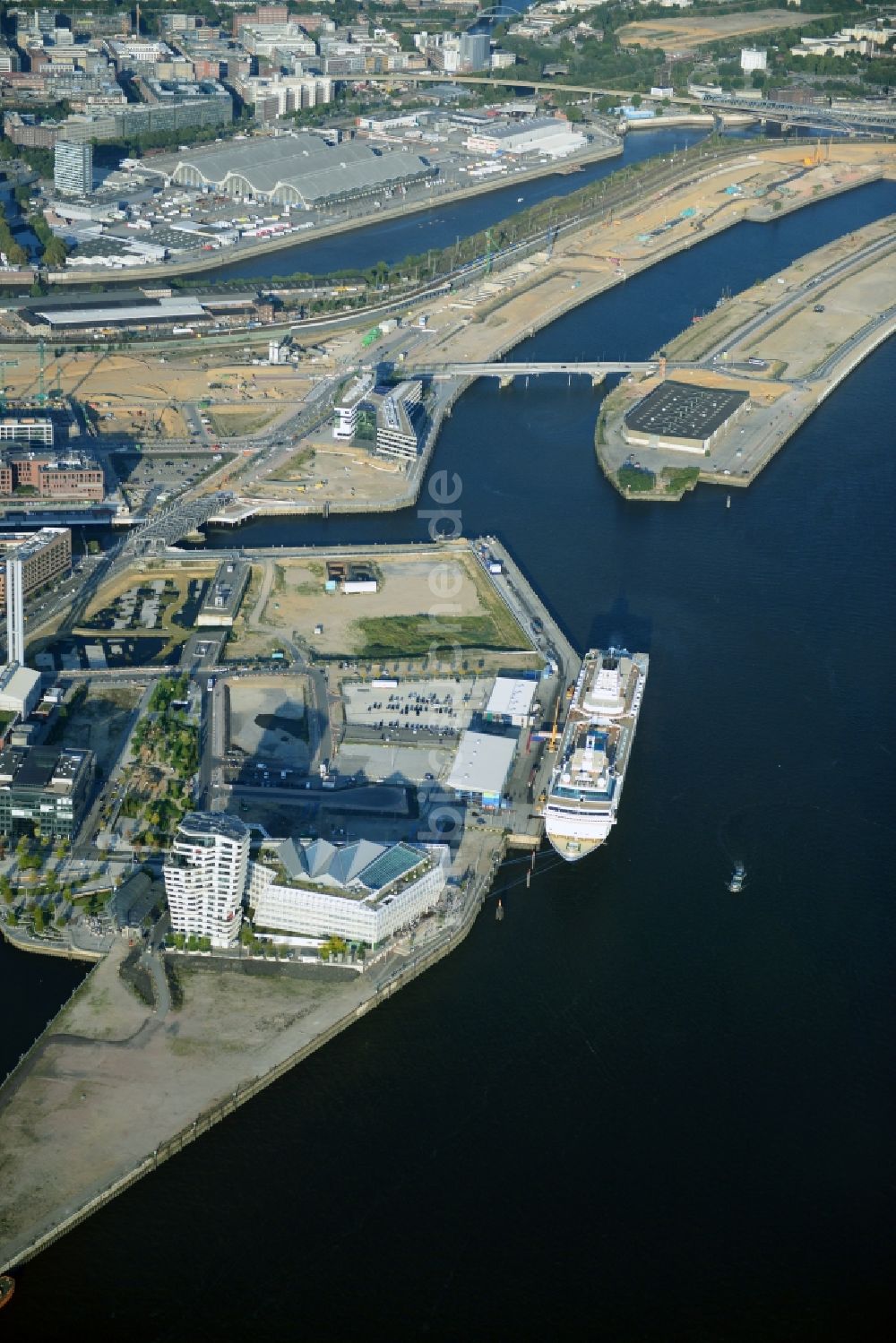 Hamburg aus der Vogelperspektive: Passagierschiff Mein Schiff 2 der Reederei TUI Cruises am Kreuzfahrtterminal ?am Ufer der Elbe in Hamburg