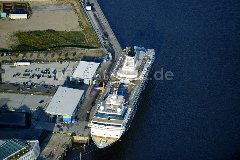 Hamburg aus der Vogelperspektive: Passagierschiff Mein Schiff 2 der Reederei TUI Cruises am Kreuzfahrtterminal ?am Ufer der Elbe in Hamburg