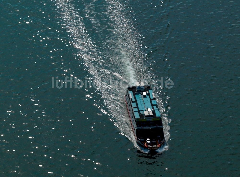 Emden aus der Vogelperspektive: Passagierschiff - Schiffsverkehr auf der Ems bei Emden im Bundesland Niedersachsen