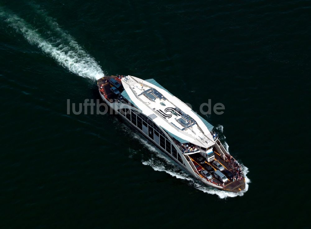 Luftbild Emden - Passagierschiff - Schiffsverkehr auf der Ems bei Emden im Bundesland Niedersachsen