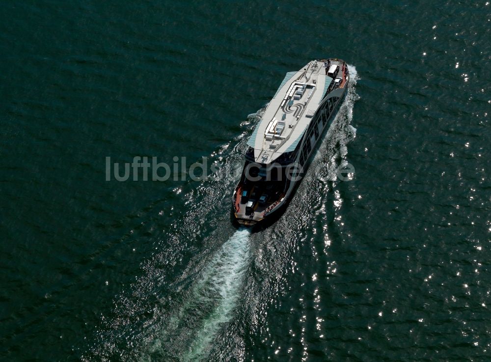 Luftaufnahme Emden - Passagierschiff - Schiffsverkehr auf der Ems bei Emden im Bundesland Niedersachsen