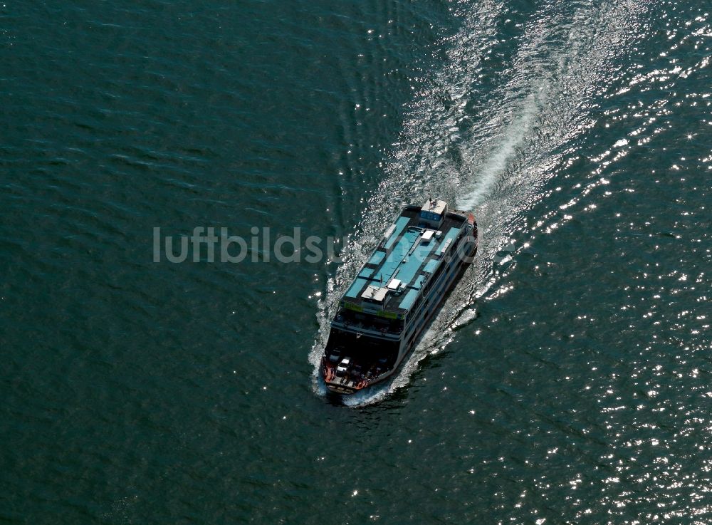 Emden von oben - Passagierschiff - Schiffsverkehr auf der Ems bei Emden im Bundesland Niedersachsen