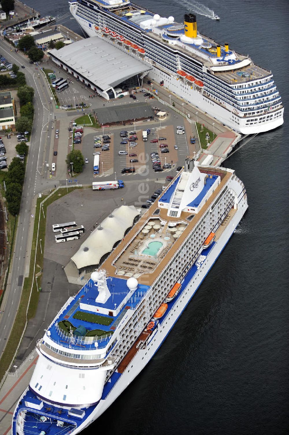 Luftaufnahme Rostock - Warnemünde - Passagierschiff Seven Seas Voyager im Kreuzfahrt- Hafen von Rostock - Warnemünde