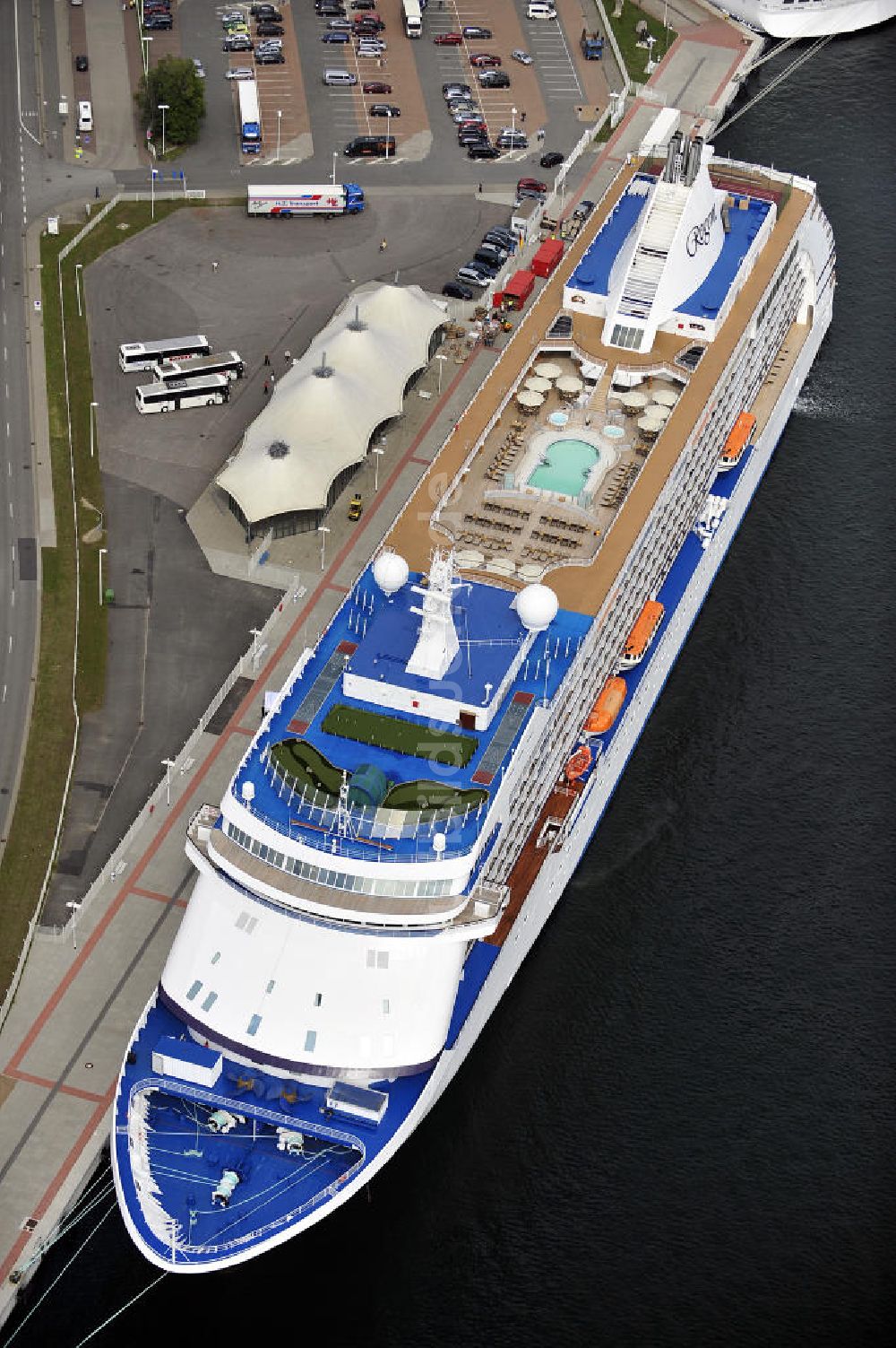 Rostock - Warnemünde von oben - Passagierschiff Seven Seas Voyager im Kreuzfahrt- Hafen von Rostock - Warnemünde