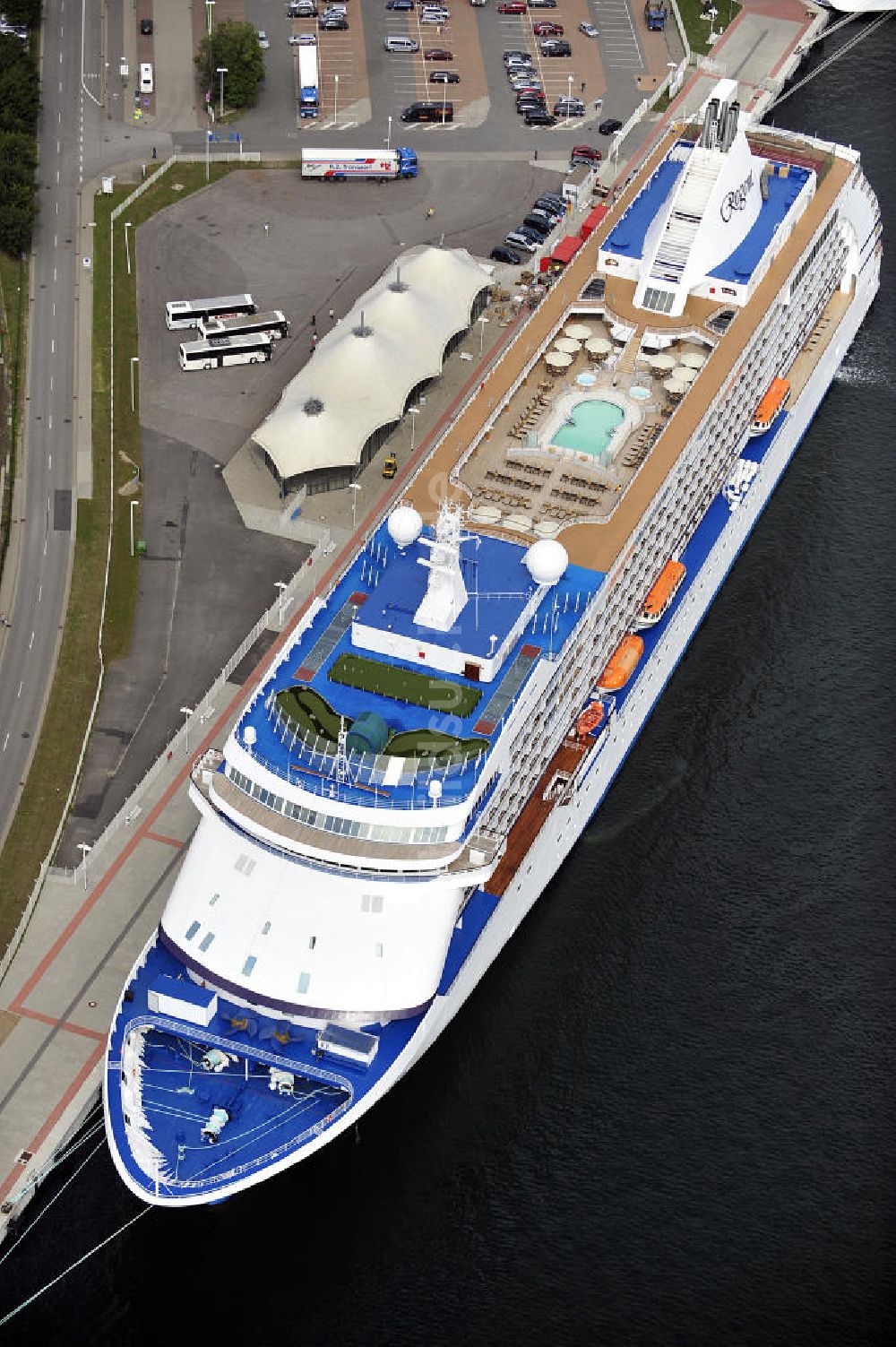 Rostock - Warnemünde aus der Vogelperspektive: Passagierschiff Seven Seas Voyager im Kreuzfahrt- Hafen von Rostock - Warnemünde