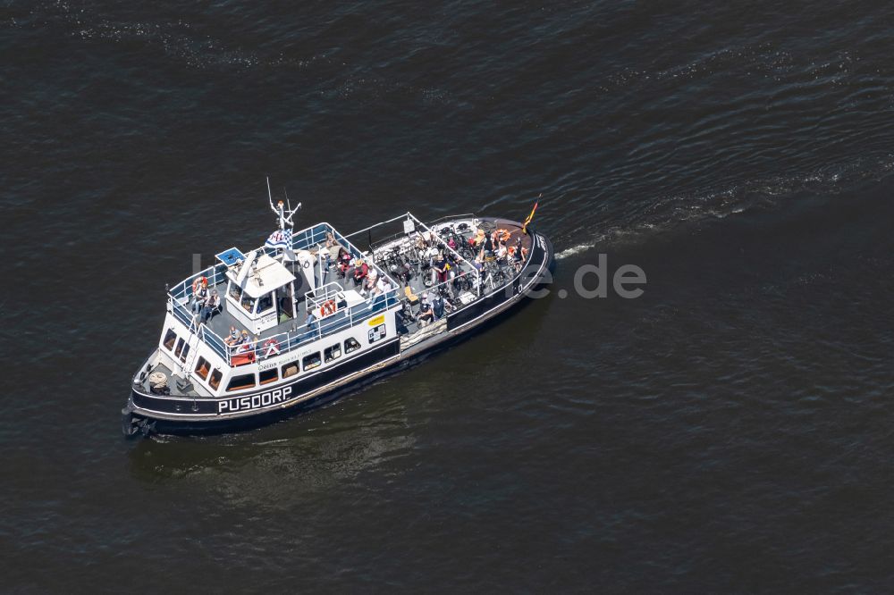 Bremen aus der Vogelperspektive: Passagierschiff - Wasserfähre Pusdorp im Hafenbereich der Weser in Bremen, Deutschland