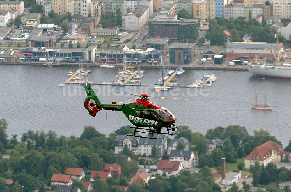 Luftaufnahme Rostock - Patrouillenflug Polizeihubschrauber über Rostrock in Mecklenburg-Vorpommern