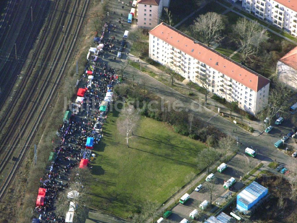 Luftaufnahme Berlin - Friedrichsfelde - PDS - Gedenkveranstaltung an der Gedenkstätte der Sozialisten in Berlin Friedrichsfelde