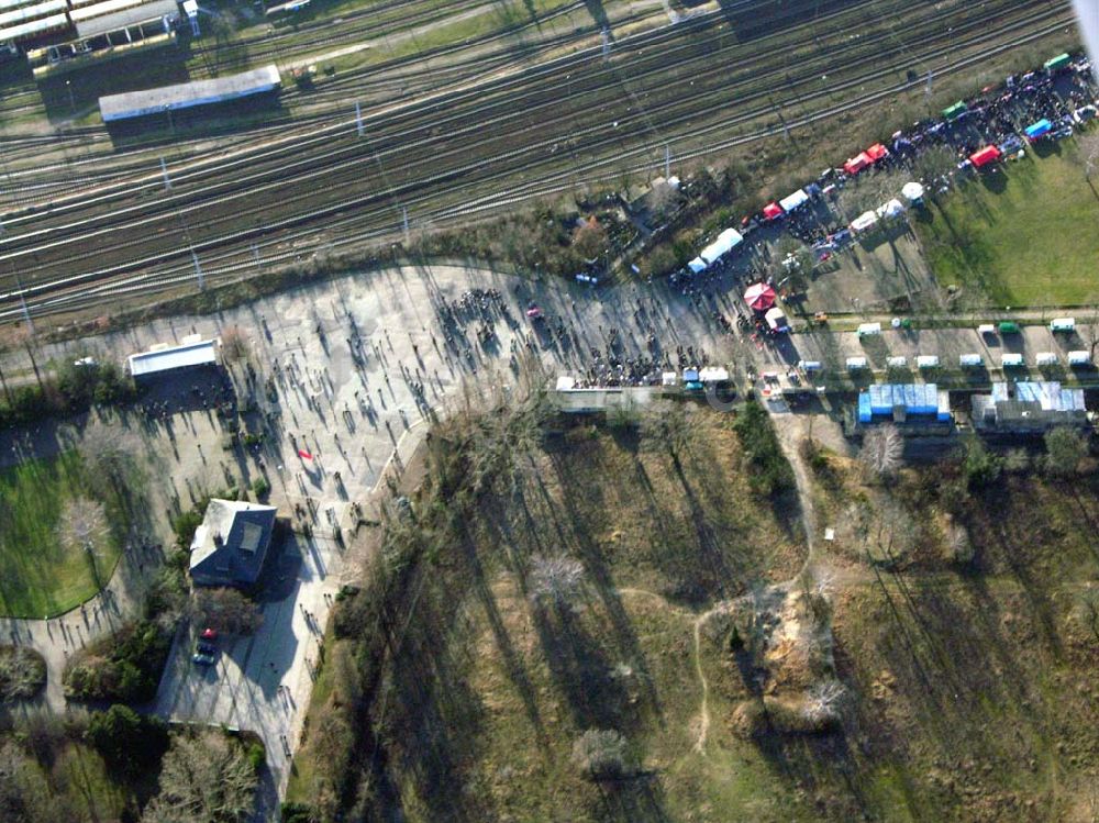 Berlin - Friedrichsfelde von oben - PDS - Gedenkveranstaltung an der Gedenkstätte der Sozialisten in Berlin Friedrichsfelde