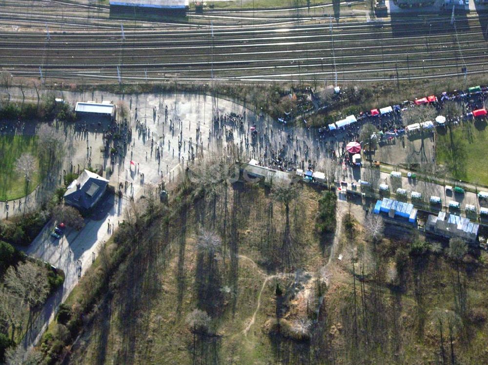 Berlin - Friedrichsfelde aus der Vogelperspektive: PDS - Gedenkveranstaltung an der Gedenkstätte der Sozialisten in Berlin Friedrichsfelde