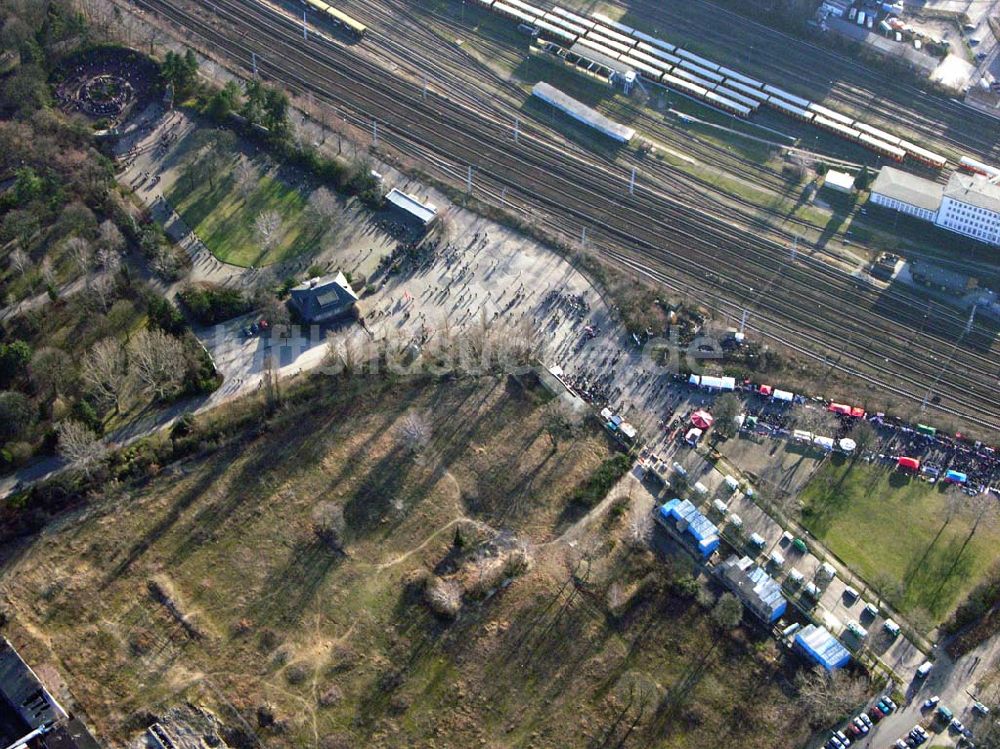 Luftbild Berlin - Friedrichsfelde - PDS - Gedenkveranstaltung an der Gedenkstätte der Sozialisten in Berlin Friedrichsfelde