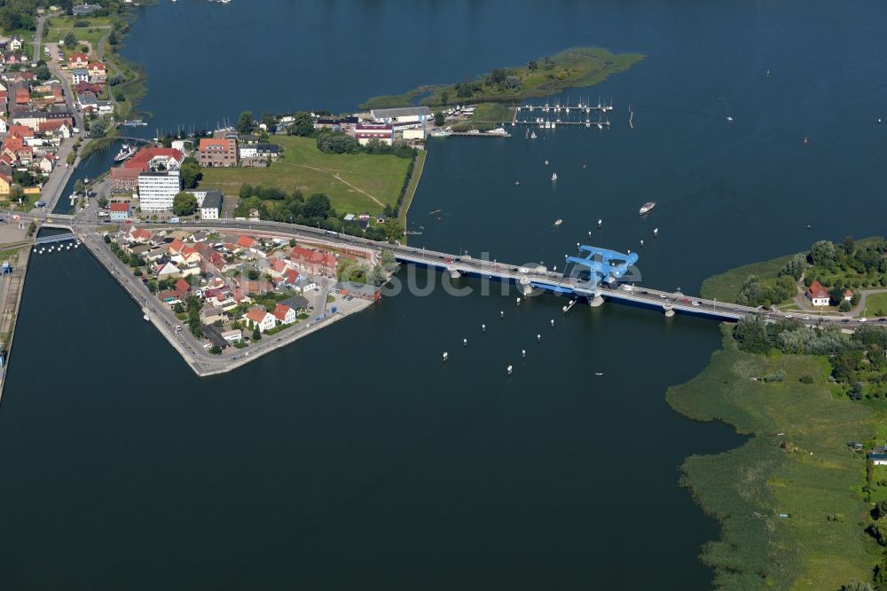 Wolgast aus der Vogelperspektive: Peenebrücke in Wolgast im Bundesland Mecklenburg-Vorpommern