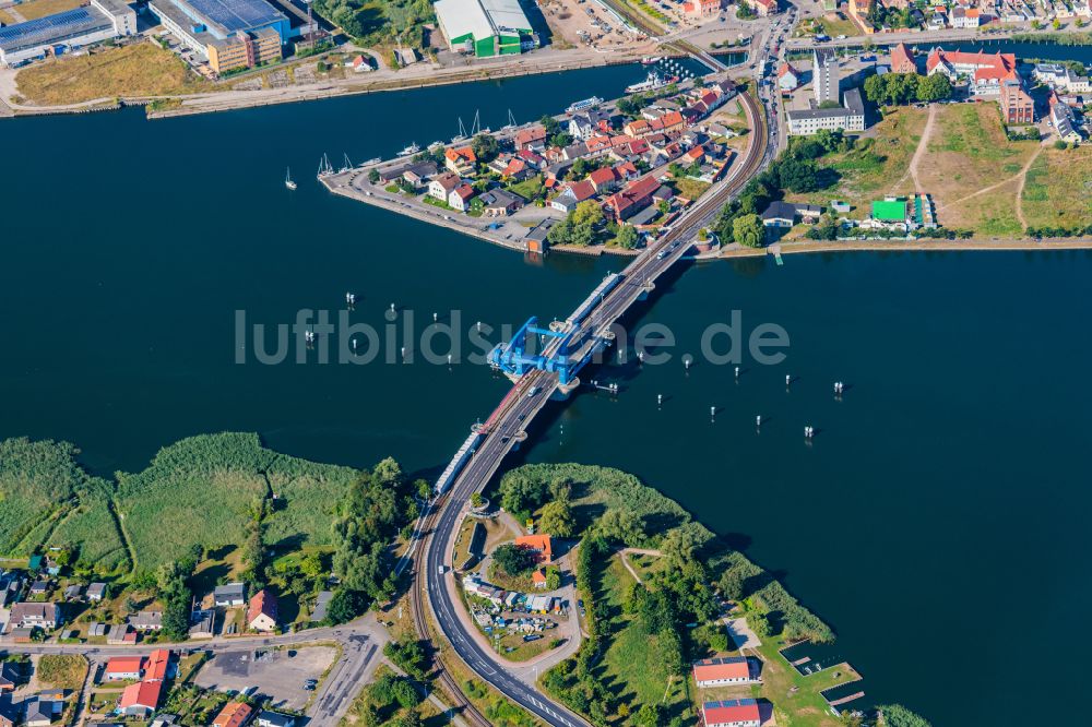 Wolgast aus der Vogelperspektive: Peenebrücke in Wolgast im Bundesland Mecklenburg-Vorpommern