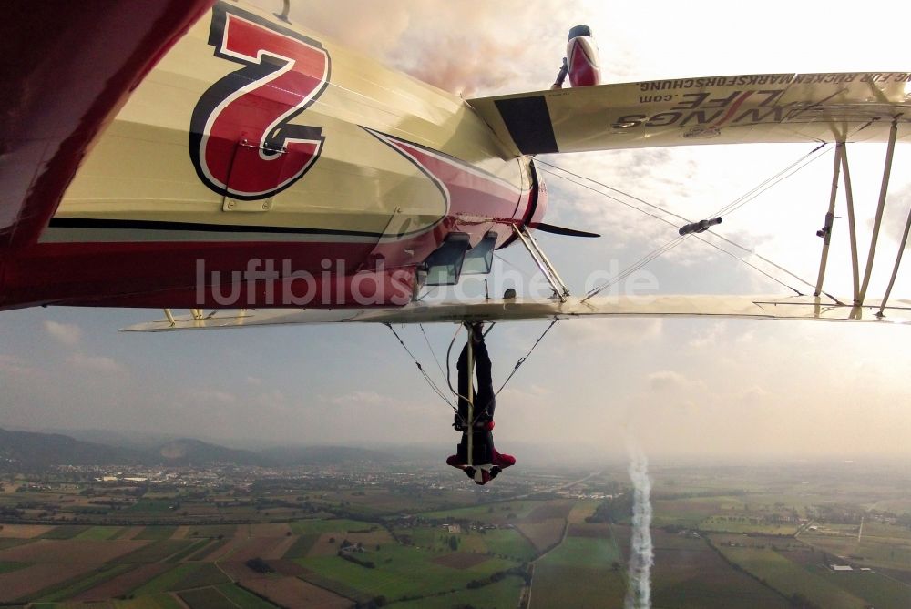 Kirchheim unter Teck aus der Vogelperspektive: Peggy Krainz beim Wingwalking aus dem einmotorigen Doppeldecker Stearman auf dem Flugplatz Hahnweide in Kirchheim unter Teck im Bundesland Baden-Württemberg