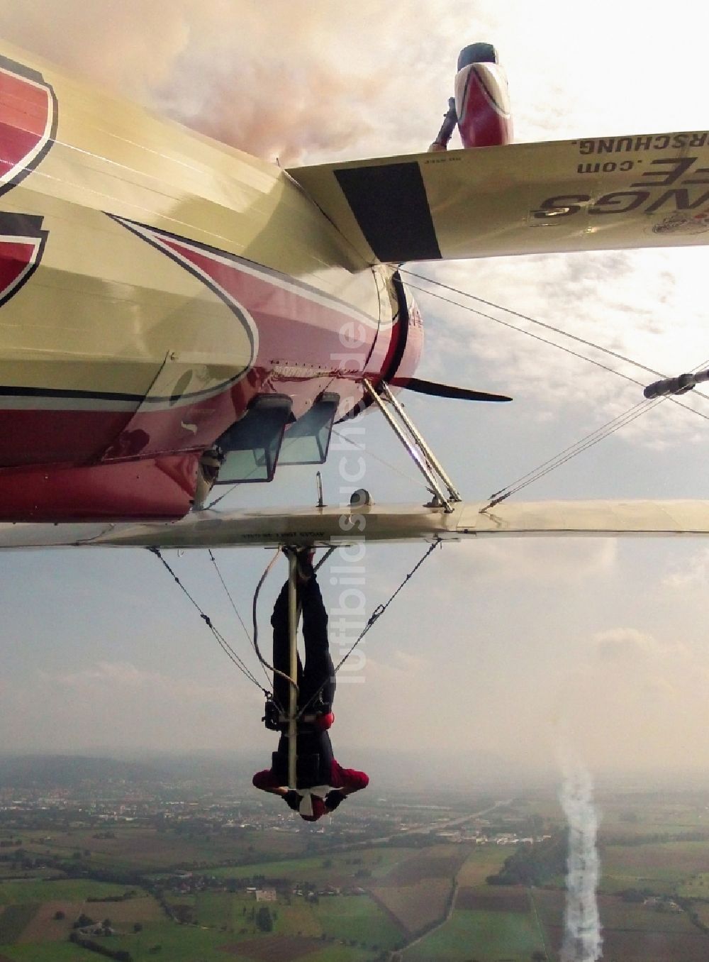 Kirchheim unter Teck aus der Vogelperspektive: Peggy Krainz beim Wingwalking aus dem einmotorigen Doppeldecker Stearman auf dem Flugplatz Hahnweide in Kirchheim unter Teck im Bundesland Baden-Württemberg