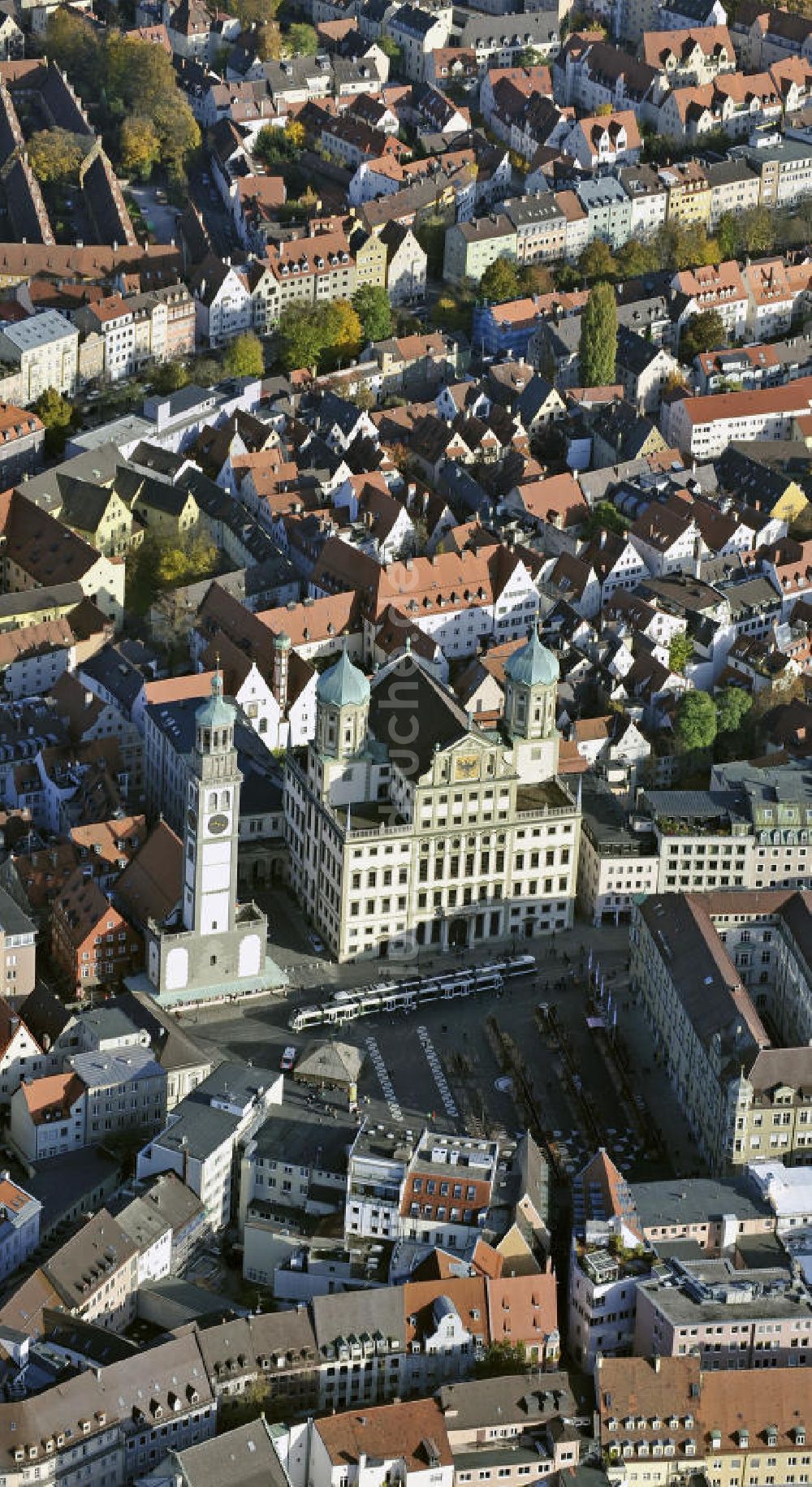 Augsburg aus der Vogelperspektive: Perlachturm und Rathaus Augsburg