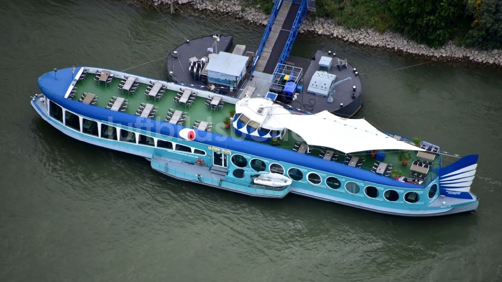 Luftaufnahme Bonn - Personenschiff auf dem Rhein im Bundesland Nordrhein-Westfalen, Deutschland