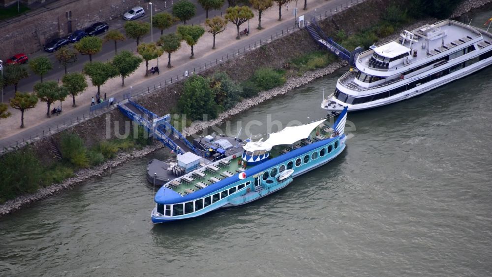 Bonn von oben - Personenschiff auf dem Rhein im Bundesland Nordrhein-Westfalen, Deutschland