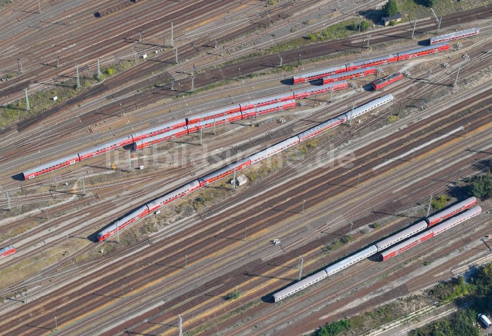 Luftaufnahme Cottbus - Personenzüge des Regionalverkehr auf Abstellgleisen des Rangierbahnhof in Cottbus im Bundesland Brandenburg, Deutschland