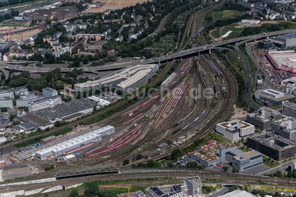 Köln aus der Vogelperspektive: Personenzüge des Regionalverkehr auf Abstellgleisen des Rangierbahnhof Köln-Deutz in Köln im Bundesland Nordrhein-Westfalen, Deutschland