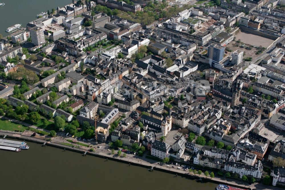 Koblenz von oben - Peter-Altmeier-Ufer an der Mosel in Koblenz im Bundesland Rheinland-Pfalz