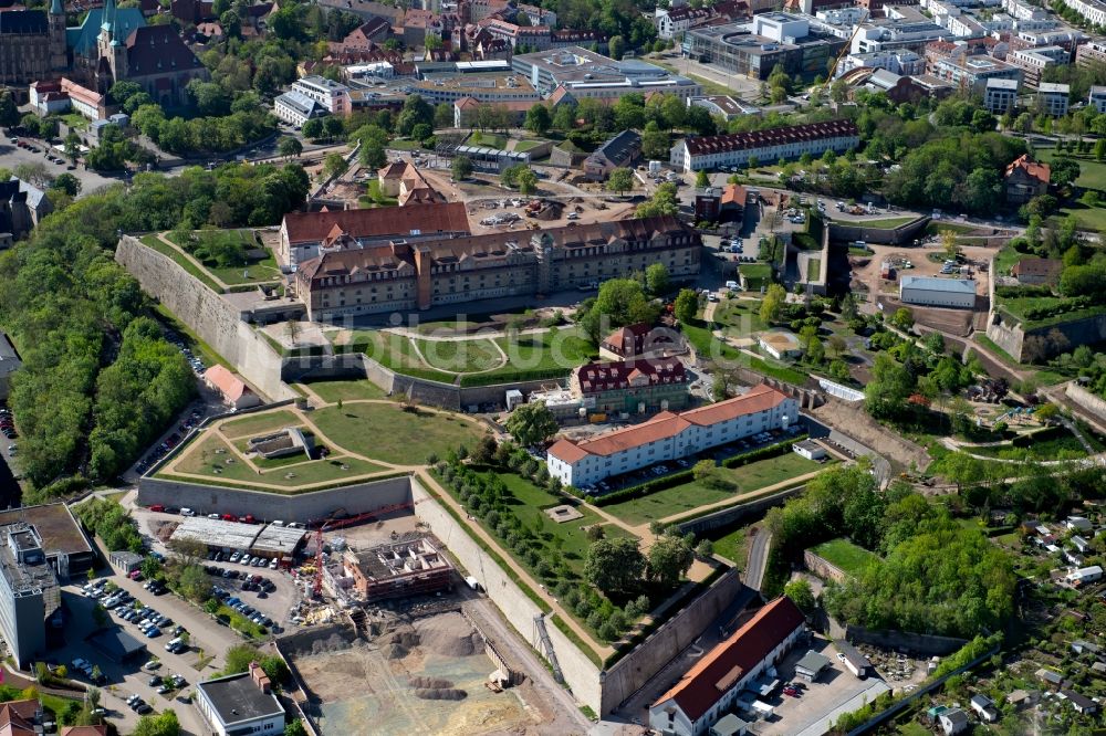 Erfurt von oben - Peterskirche auf dem Innenhof der Zitadelle am egapark auf dem Petersberg in Erfurt im Bundesland Thüringen, Deutschland