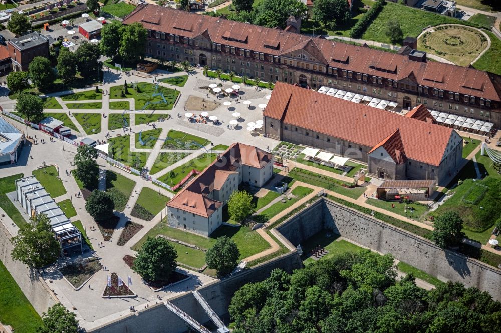 Luftaufnahme Erfurt - Peterskirche auf dem Innenhof der Zitadelle am egapark auf dem Petersberg in Erfurt im Bundesland Thüringen, Deutschland