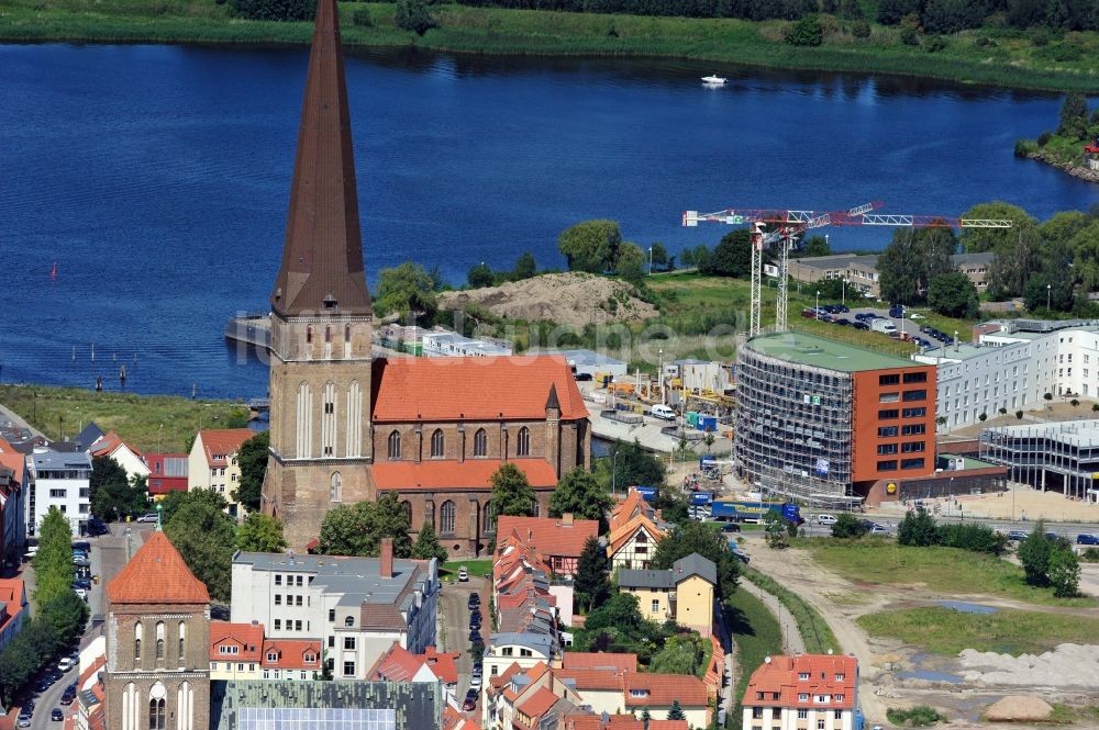 Rostock von oben - Petrikirche Rostock im Bundesland Mecklenburg-Vorpommern