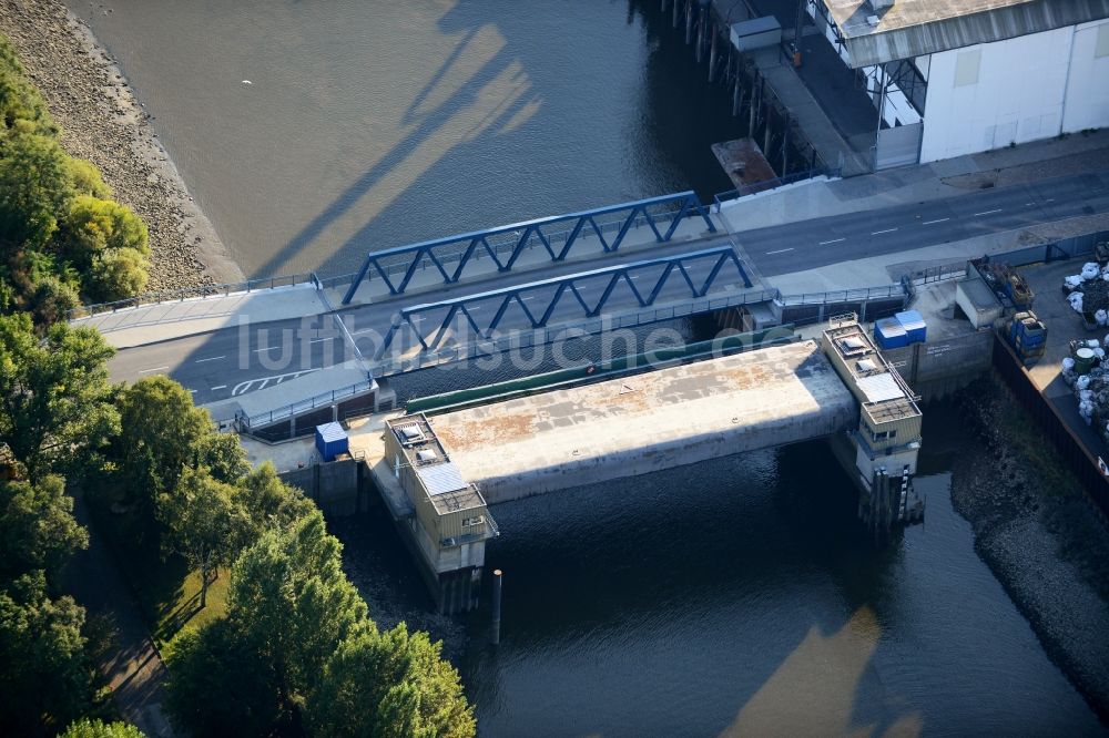 Hamburg von oben - Peutebrücke und Sperrwerk Peutekanal in Hamburg-Mitte / Veddel