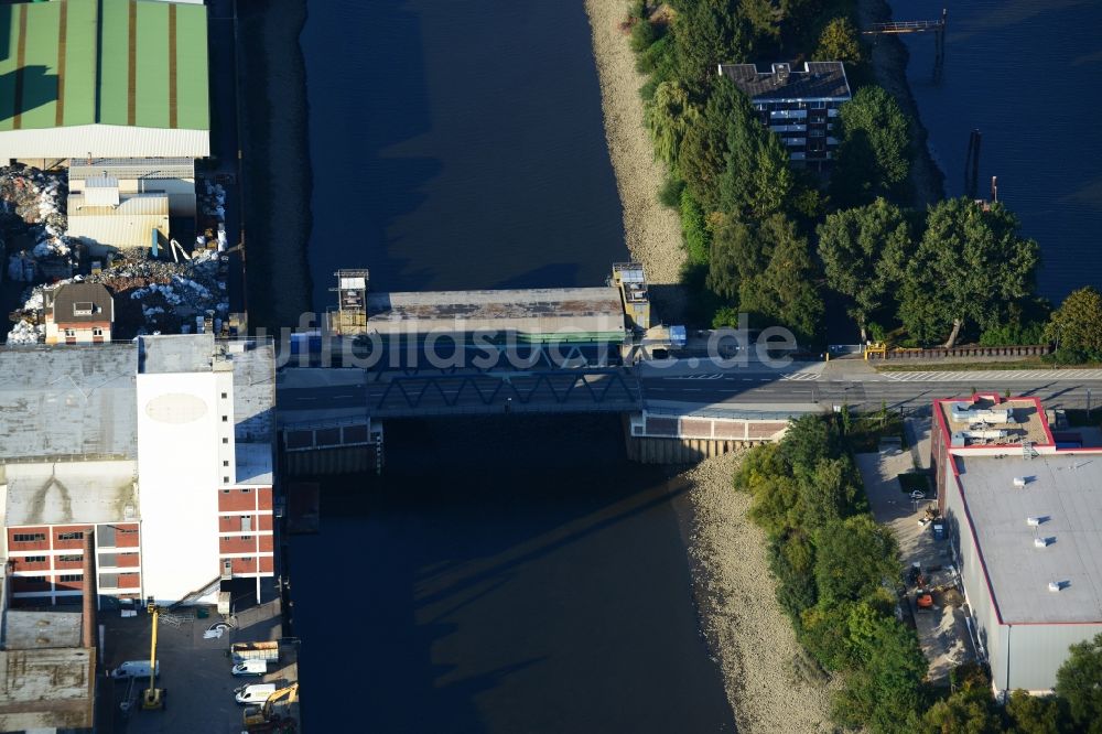 Luftbild Hamburg - Peutebrücke und Sperrwerk Peutekanal in Hamburg-Mitte / Veddel