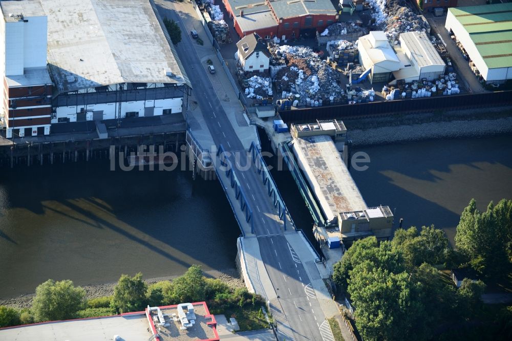 Luftaufnahme Hamburg - Peutebrücke und Sperrwerk Peutekanal in Hamburg-Mitte / Veddel