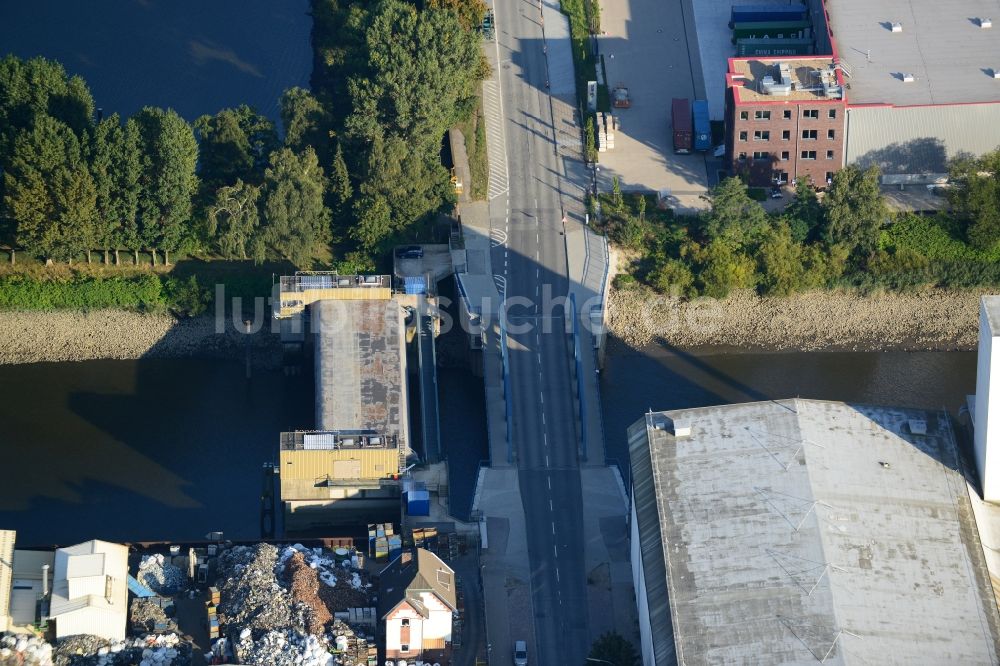 Hamburg von oben - Peutebrücke und Sperrwerk Peutekanal in Hamburg-Mitte / Veddel