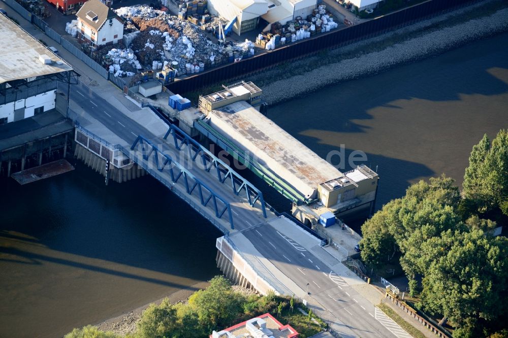 Hamburg von oben - Peutebrücke und Sperrwerk Peutekanal in Hamburg-Mitte / Veddel