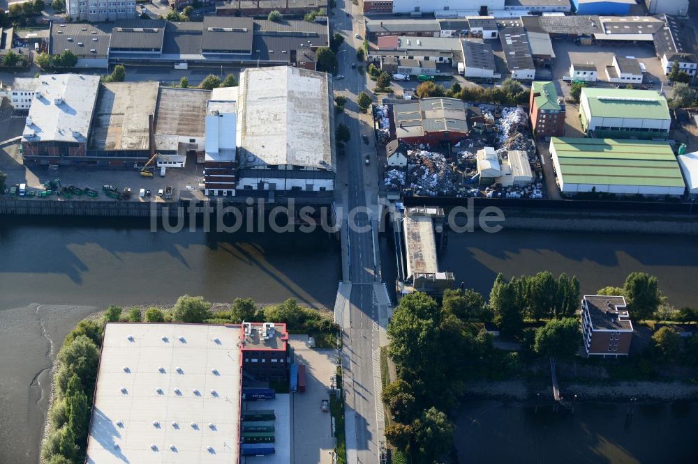 Hamburg aus der Vogelperspektive: Peutebrücke und Sperrwerk Peutekanal in Hamburg-Mitte / Veddel