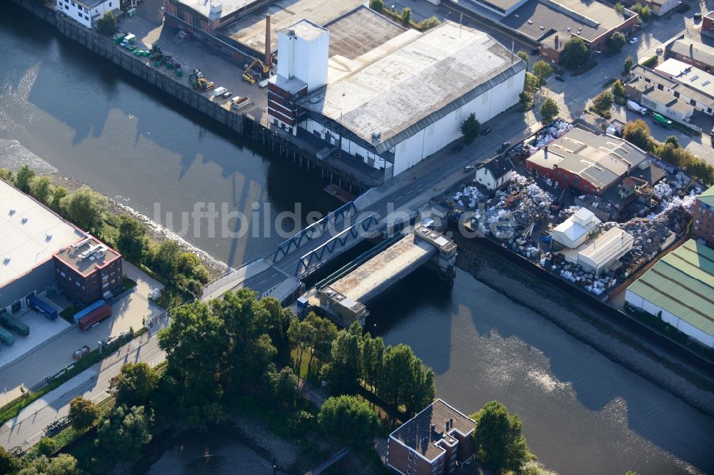 Luftbild Hamburg - Peutebrücke und Sperrwerk Peutekanal in Hamburg-Mitte / Veddel