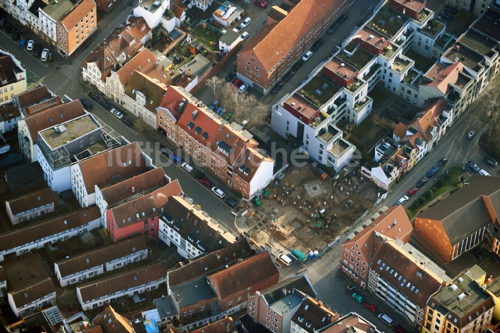 Luftbild Lübeck - Pfahlgründungsarbeiten für die Fundamentplatte eines Neubaus Ellerbrook Ecke Fischergrube im Ortsteil Altstadt in Lübeck im Bundesland Schleswig-Holstein, Deutschland