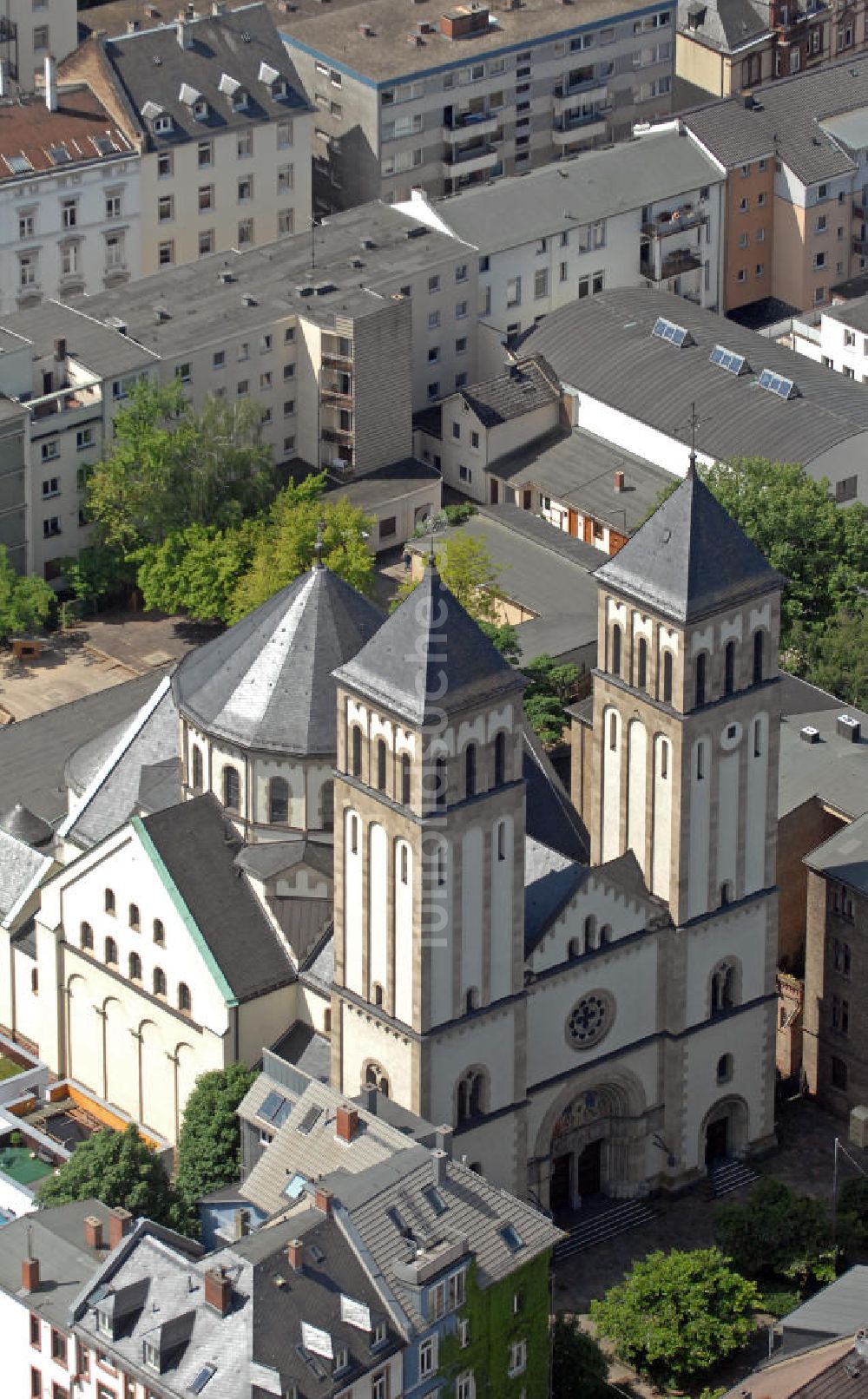 Luftaufnahme Frankfurt am Main - Pfarrkirche St. Bernhard Frankfurt / Main