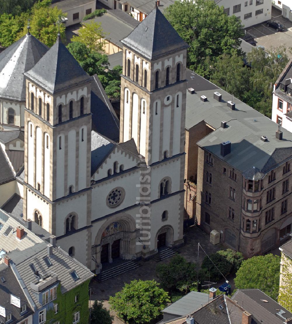 Frankfurt am Main von oben - Pfarrkirche St. Bernhard Frankfurt / Main