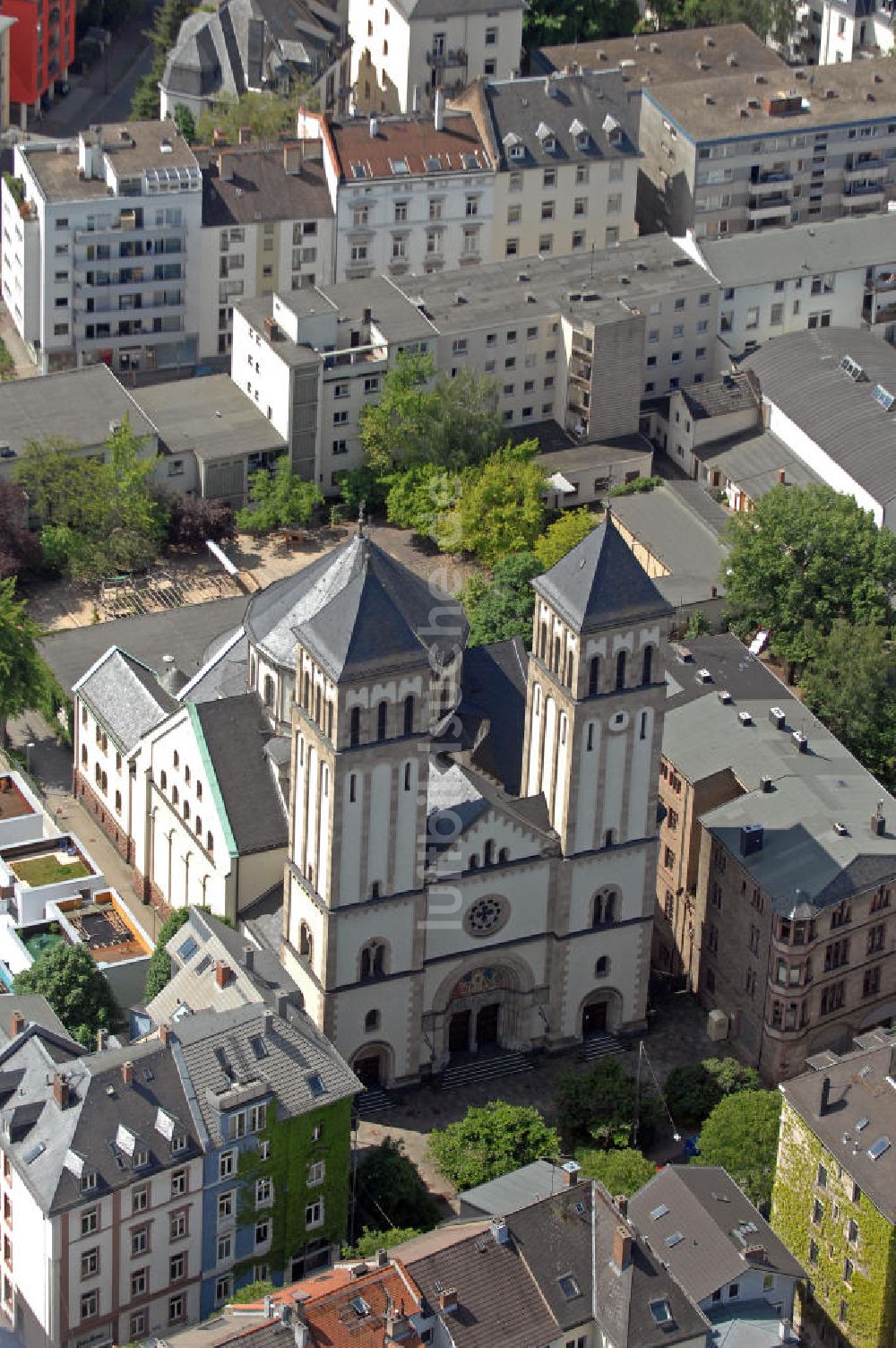 Frankfurt am Main aus der Vogelperspektive: Pfarrkirche St. Bernhard Frankfurt / Main