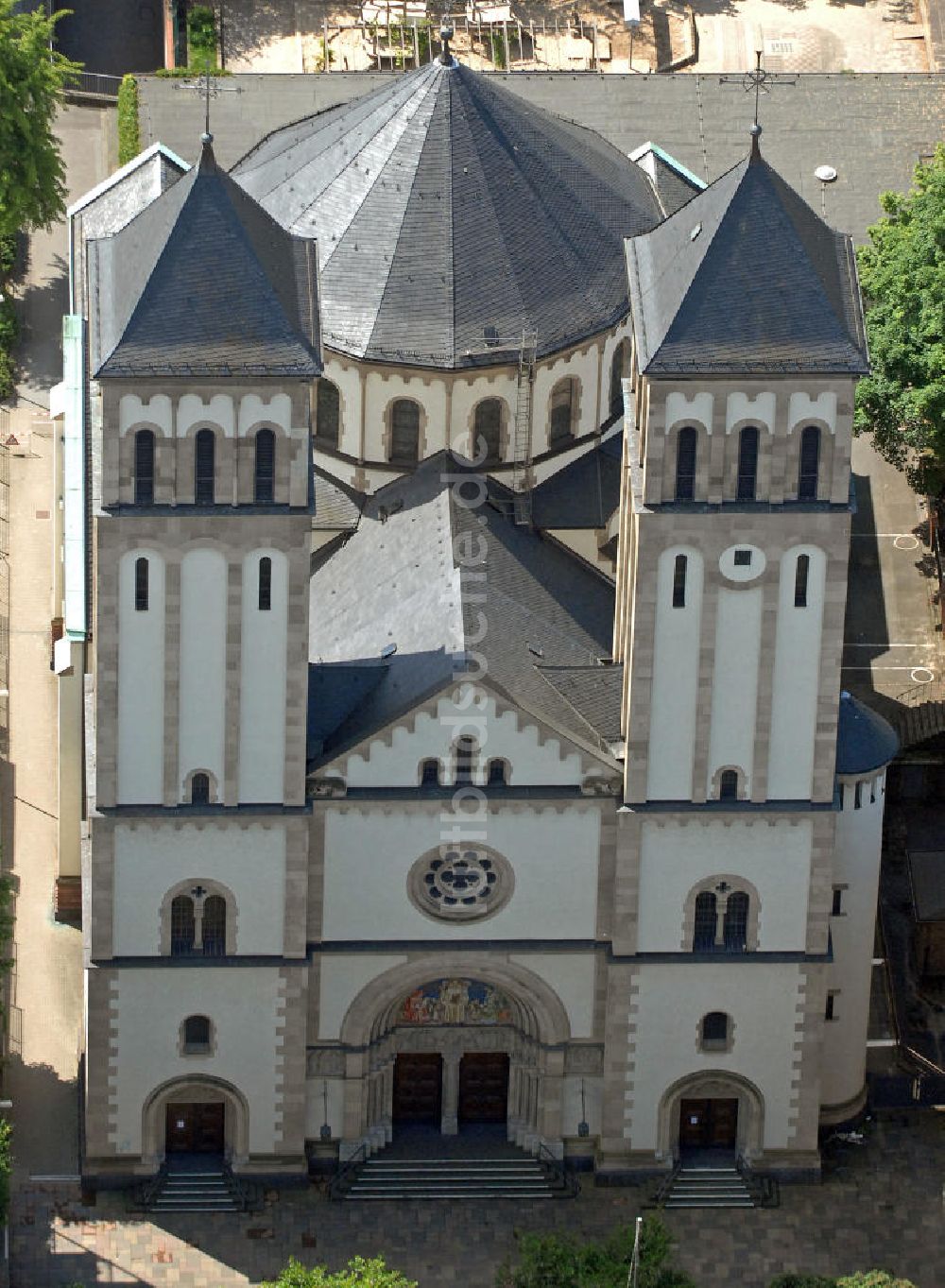 Luftbild Frankfurt am Main - Pfarrkirche St. Bernhard Frankfurt / Main