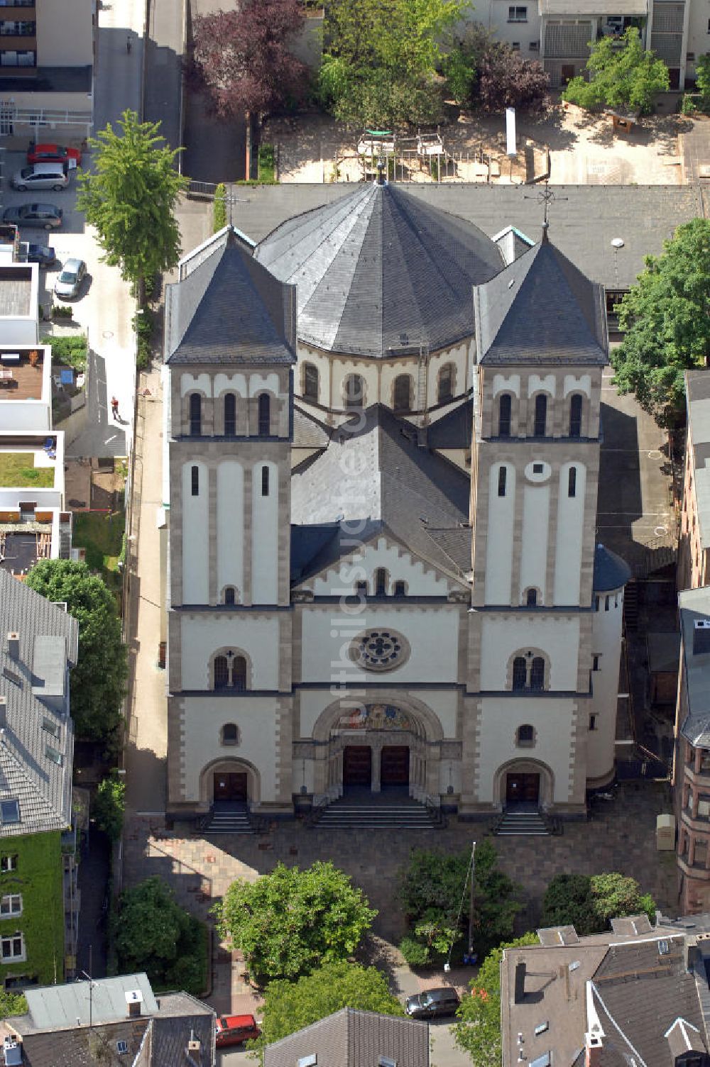 Luftaufnahme Frankfurt am Main - Pfarrkirche St. Bernhard Frankfurt / Main