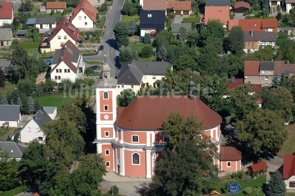 Nebelschütz aus der Vogelperspektive: Pfarrkirche / Kirche Sankt Martin in Nebelschütz