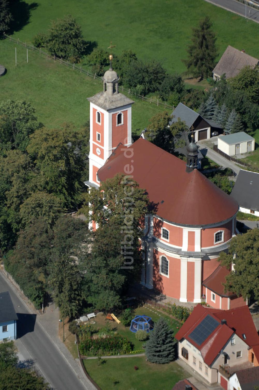 Nebelschütz aus der Vogelperspektive: Pfarrkirche / Kirche Sankt Martin in Nebelschütz