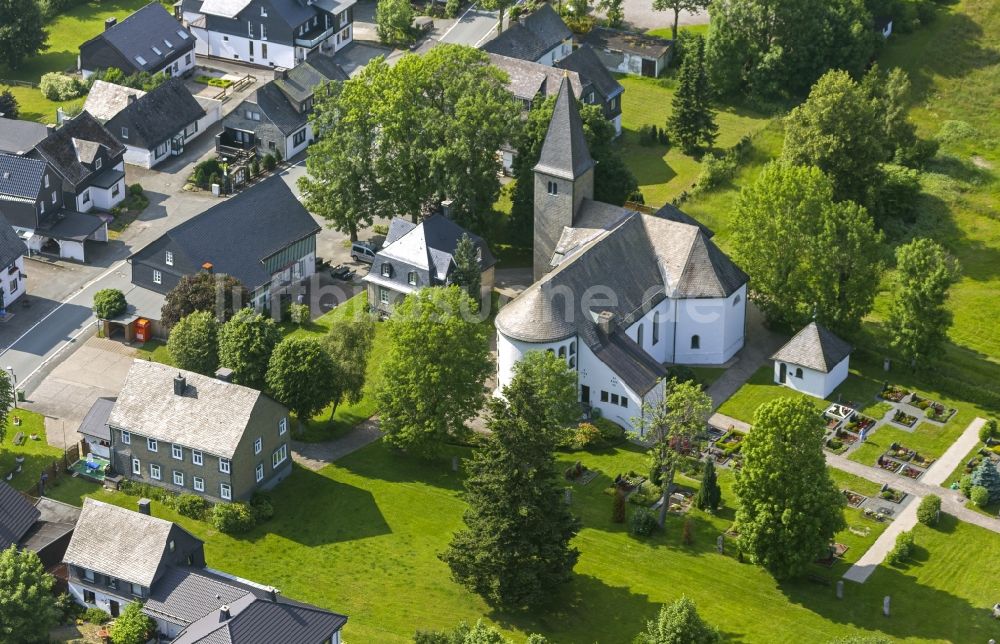 Luftaufnahme Winterberg Neuastenberg - Pfarrkirche St. Laurentius mit Kirchhof im Stadtteil Neuastenberg in Winterberg in Nordrhein-Westfalen