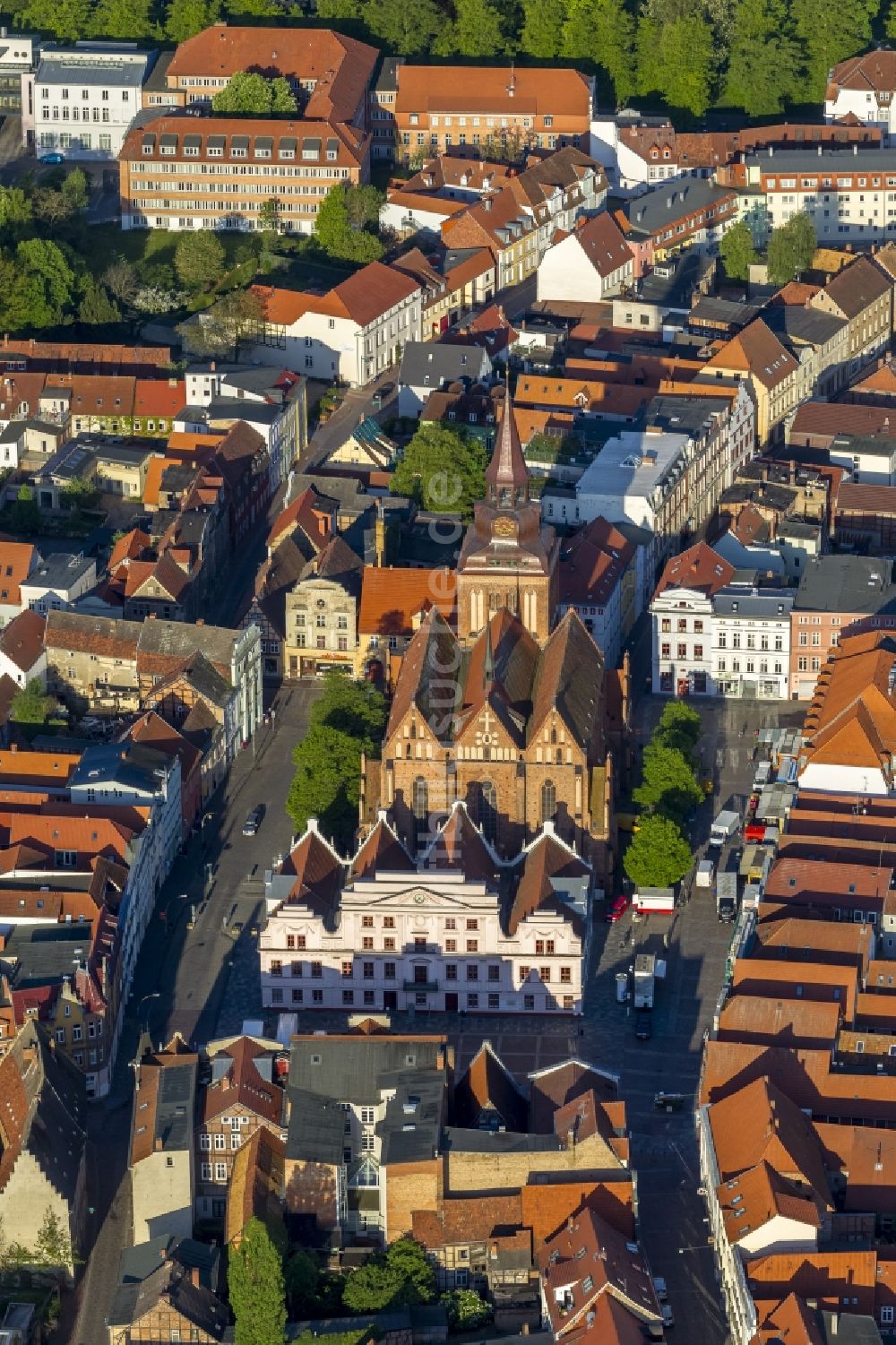 Güstrow von oben - Pfarrkirche St. Marien in Güstrow im Bundesland Mecklenburg-Vorpommern