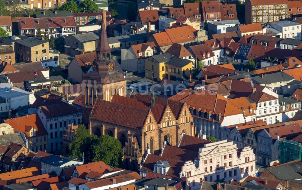 Güstrow von oben - Pfarrkirche St. Marien in Güstrow im Bundesland Mecklenburg-Vorpommern